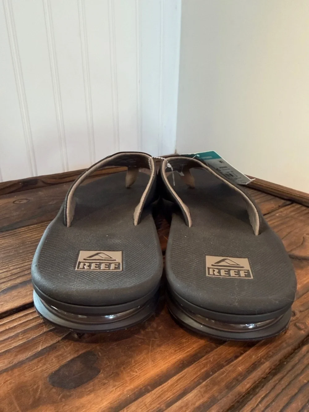 NWT Reef Men’s Fanning Black Flip Flops with built in bottle opener
